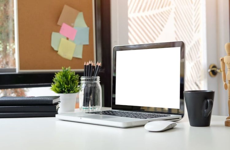 机の上に置かれているPC