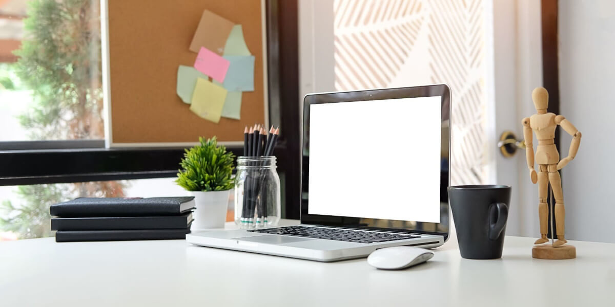 机の上に置かれているPC