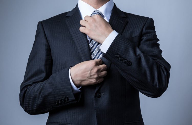 スーツを着ている人